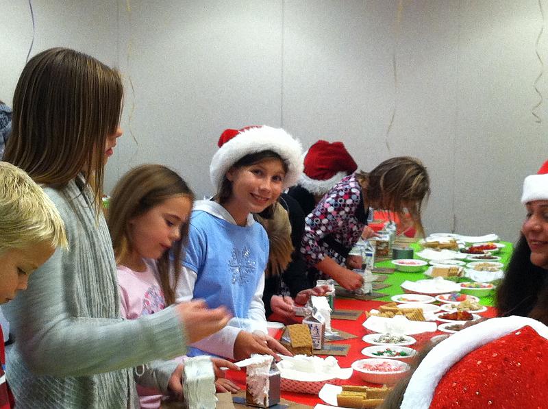 img_1274.jpg - Gingerbread house building @ LVTC