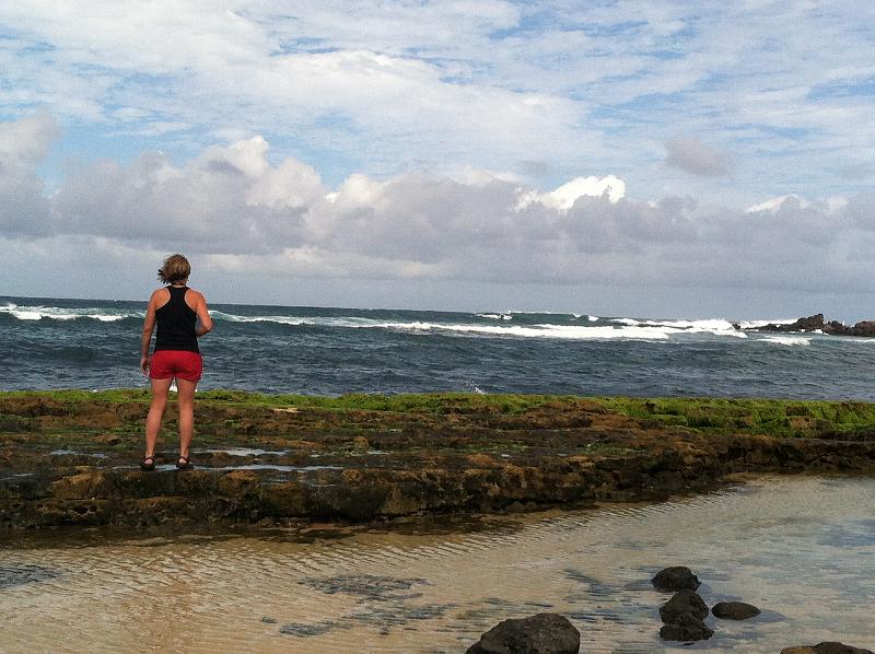 img_3575.jpg - Watching the surfers at Hoo'kipa